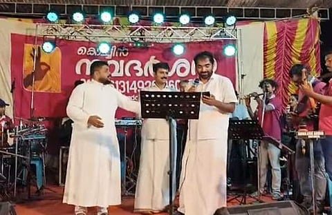 എംഎല്എ ചാണ്ടി ഉമ്മന് ഗാനമേളയിൽ പാടുന്നു/ വിഡിയോ സ്ക്രീൻഷോട്ട്