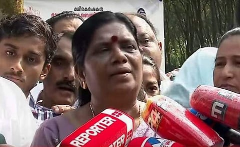 കുട്ടികര്ഷകര്ക്ക് പശുക്കളെ നല്കിയ ശേഷം മാധ്യമങ്ങളെ കാണുന്ന മന്ത്രി ജെ ചിഞ്ചുറാണി