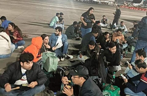 മുംബൈ വിമാനത്താവളത്തില് നിലത്തിരുന്ന് ഭക്ഷണം കഴിക്കുന്ന യാത്രക്കാര് /എക്സ്