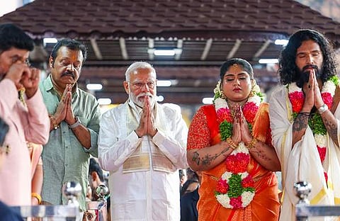 മോദി സുരേഷ് ഗോപിക്കും കുടുംബത്തിനുമൊപ്പം/ ചിത്രം: പിടിഐ