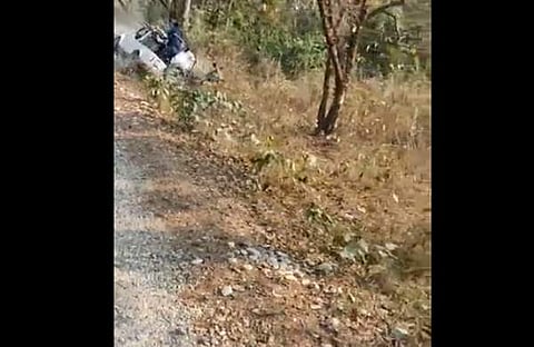 കാണ്ടാമൃഗം പാഞ്ഞടുക്കുന്നതിനിടെ സഫാരി ജീപ്പ് മറിയുന്ന ദൃശ്യം