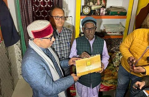 ഇഖ്ബാല് അന്സാരിക്ക് ശ്രീരാമജന്മഭൂമി തീര്ഥക്ഷേത്ര ട്രസ്റ്റ് ക്ഷണക്കത്ത് നല്കുന്നു