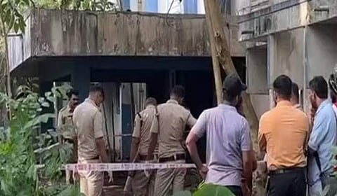 പൊലീസുകാരന് മരിച്ച സ്ഥലത്ത് പരിശോധന നടത്തുന്നു