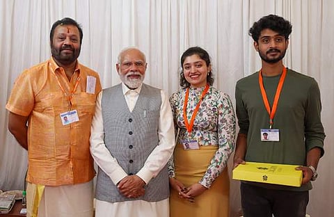സുരേഷ് ഗോപിയും മക്കൾക്കും പ്രധാനമന്ത്രിക്കുമൊപ്പം/ ഫെയ്സ്ബുക്ക്