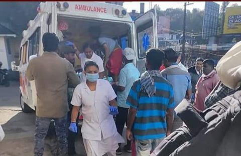 കാട്ടാനയുടെ ആക്രമണത്തിൽ ഗുരുതരമായി പരിക്കേറ്റ തൊഴിലാളിയെ ആശുപത്രിയിലേക്ക് കൊണ്ടുപോകുന്ന ദൃശ്യം, സ്ക്രീൻഷോട്ട്
