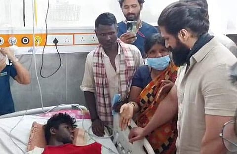 അപകടത്തിൽ പരിക്കേറ്റവരെ താരം യഷ് സന്ദർശിക്കുന്നു/ എക്സ്