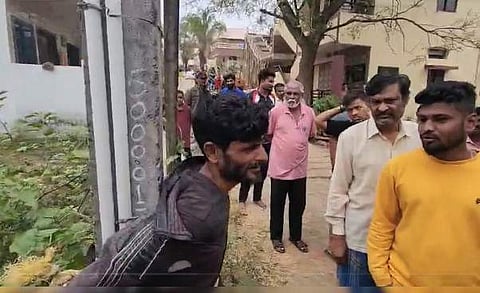 ആള്ക്കൂട്ടം യുവാവിനെ കെട്ടിയിട്ട് മര്ദിക്കുന്നതിന്റെ വീഡിയോ ദൃശ്യം