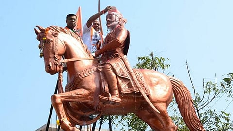 छत्रपती शिवाजी महाराज यांच्या अश्वारुढ पुतळ्याला दुग्धाभिषेक करताना प्रा. माणिक विधाते समवेत अभिजीत खोसे