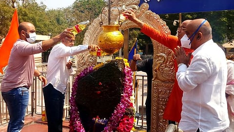 Manohar Ajagavkar while taking darshan of Saturn God