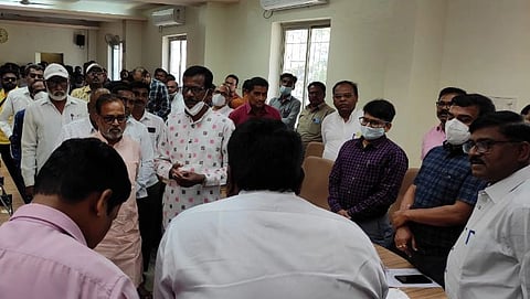 Anant Lokhande and Anandrao Vaikar asking the Municipal Commissioner for answers in the Municipal Standing Committee