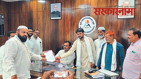 Dhule corporator with commissioner, Dhule Latest News Updates, Dhule News Updates