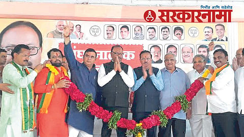 Chandrashekhar Bavankule with BJP leaders of Dhule.
