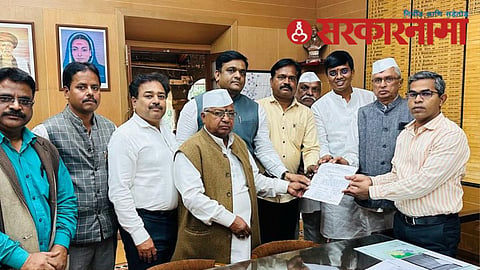 Varkari community with Collector