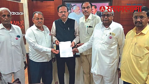 Farmers With Dr. Subhash Bhamre