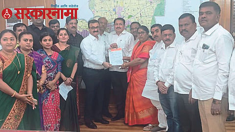 NMC Commissioner with BJp Ex. Corporators