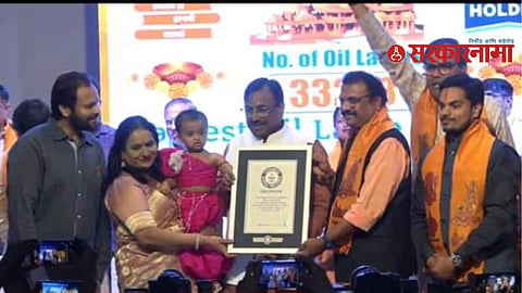 Sudhir Mungantiwar Receving Certificate.