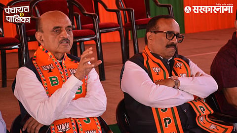 Angry BJP aspirants protest outside the party’s campaign office in Chhatrapati Sambhajinagar after ticket denial, alleging money-based distribution and unfair treatment by senior leaders.