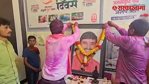 Swarupanand Deshmukh visited the residence of the late Santosh Deshmukh.