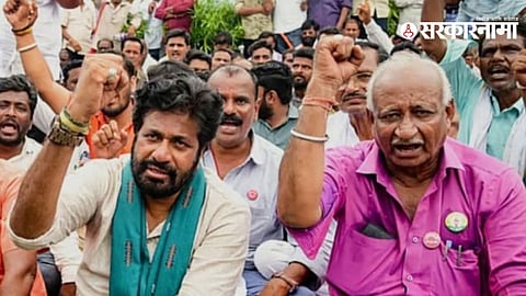 Veteran leader Wamanrao Chatap known for his unwavering loyalty to Shetkari Sanghatana and refusal to join major political parties despite multiple offers.