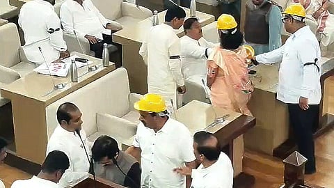 PMC Pune: भाजप नगरसेवकांची इतकी भीती? काँग्रेस-राष्ट्रवादीचे नगरसेवक चक्क हेल्मेट घालून सभागृहात!