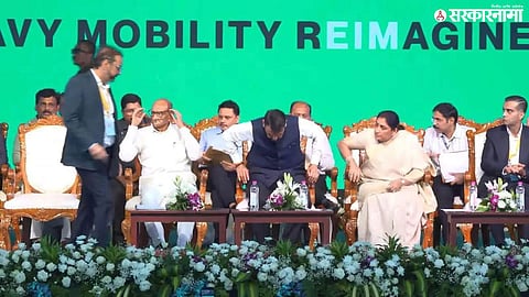 Devendra Fadnavis interacts with Sharad Pawar and Jayant Patil on stage in the presence of Sunetra Pawar.