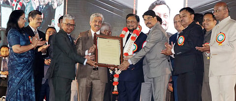 नाशिक - बार असोसिएशनच्या महाराष्ट्र आणि गोवा वकिल परिषदेत शनिवारी 15 फेब्रुवारी 2020 रोजी भारताचे सरन्यायाधीश शरद बोबडे यांना सन्मानपत्र प्रदान करताना महाराष्ट्र-गोवा बार असोसिएशनचे अध्यक्ष ऍड. अविनाश भिडे. (छायाचित्र - सोमनाथ कोकरे, नाशिक)