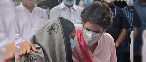 congress leader priyanka gandhi meets samajwadi party woman worker