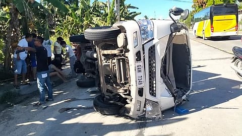 AKSIDENTE: Kini ang van nga aksidenteng natumba sa pag-overtake sa laing sakyanan sa national highway sa Sityo Lalaian, Barangay Bulasa, lungsod sa Argao, alas 2 sa hapon sa Huwebes, Nobiyembre 9, 2023. / Gikan sa Argao police