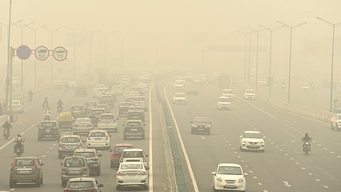 SMOG. Traffic moves on a road enveloped by fog and smog in New Delhi, India, Friday, Nov. 3, 2023. Authorities on Friday shut primary schools and banned polluting vehicles and construction activity to control the worst haze and smog this season, causing respiratory infections among people and enveloping monuments and high-rise buildings in and around New Delhi. / Ap