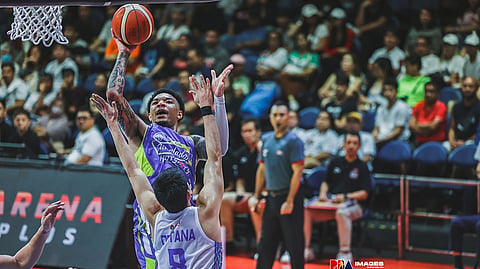 SEASON 48: Miitsa ang import sa Magnolia Hotshots nga si Tyler Bey batok ni Calvin Oftana sa TNT Tropang Giga ning aktuha sa panagsangka sa duha ka mga kampo niadtong Dominggo, Nobiyembre 5, 2023, atol sa pagsugod sa PBA Season 48 Commissioner’s Cup sa Araneta Coliseum. / PBA.PH