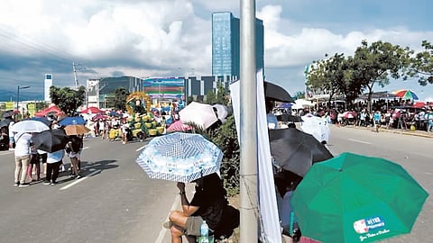 SINULOG SA SRP: Usa kini ka bahin sa South Road Properties (SRP) sa dakbayan sa Sugbo nga giagian sa Sinulog parade niadtong Enero ning tuiga nga unang higayon nga gipahigayon sa naasoy nga dapit nga daghang ningreklamo tungod sa kainit ug walay igong kapasilongan. / SunStar File