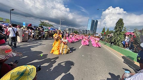 MALAMPUSON: Bisan sa pag-atras sa mga contingent gikan sa probinsya sa Sugbo, mga dakbayan sa Mandaue ug Lapu-Lapu, malampuson gihapon ang Sinulog 2023. Ang street dancing gipahigayon sa Cebu South Coastal Road (CSCR). Maandam ba og maayo ang venue nga anha gihapon sa South Road Properties (SRP)?/ file