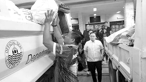 HINABANG: Si Cebu City Vice Mayor Raymond Alvin Garcia nangulo sa paghatod sa mga hinabang sa Siyudad sa Sugbo ngadto sa Dakbayan sa Lapu-Lapu alang sa 8,000 ka mga tawo nga nasunogan. / Cebu City PIO