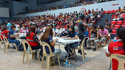 PAYOUT: Mga biktima sa sunog sa Brgy. Pusok, dakbayan sa Lapu-Lapu nakadawat sa abag gikan sa Dept. of Social Welfare and Development (DSWD) ug Kagamhanan sa Dakbayan sa Lapu-Lapu. / HONEY I. COTEJO
