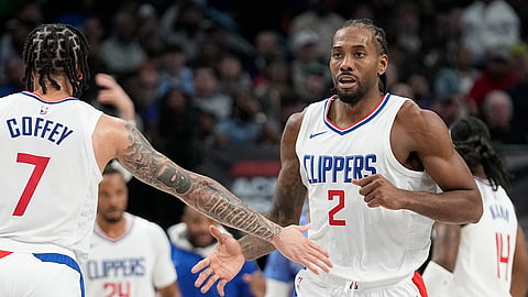 PATIK: Si Los Angeles Clippers forward Kawhi Leonard (2) gipahalipayan sa iyang teammate nga si guard Amir Coffey (7) human nakaiskor si Leonard.