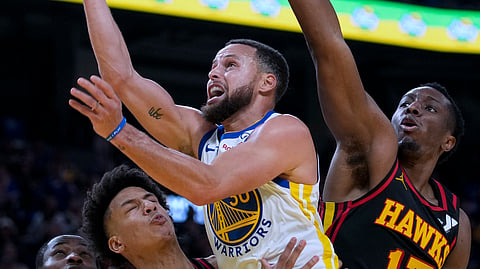 LUSOT: Gitabangan pagdepensa si Golden State Warriors superstar Stephen Curry (tunga) sa duha ka mga magduduwa sa Atlanta Hawks atol sa iyang paglusot ning aktuha sa usa sa mga aksyon sa NBA ning Huwebes, Enero 25, 2024 (PH time).