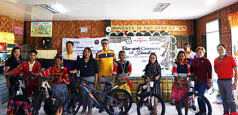 PAGKAT-ON OG SIKAD: (Gikan sa wala ngadto sa tuo) DepEd Panabo City Senior Education Program Specialist Ana Liza Mendoza, CitySavings Tagum Branch Business Head Rodel Taguiran DepEd Panabo City OIC SDS Jinky Firman, CitySavings Regional Business Head for Southern Mindanao Amor Querido Pavon, DepEd Panabo City Si ASDS Phoebe Gay Refamonte, CitySavings Davao Branch Business Head Denis Dusong, kanhi Region 11 Assistant Regional Director ug karon Caraga Regional Director Maria Ines Asuncion, ug DepEd Davao City SDS Reynante Solitario nakig-uban sa pipila sa IP learners sa Balay Paglaum atol sa ceremonial turnover sa ang mga bisikleta gikan sa City Savings Bank.