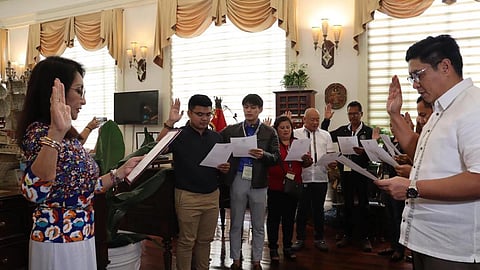 ELECTED. The new set of officers of the Association of Barangay Councils Provincial Federation in Cebu, led by Celestino “Tining” Martinez III (extreme right) of Bogo City, take their oath before Gov. Gwendolyn Garcia (extreme left) at the Capitol Social Hall in Cebu City on Friday, Jan. 12, 2024.