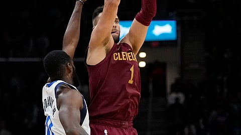 TRES: Miitsa og tres si Cleveland Cavaliers guard Max Strus (1) batok ni Dallas Mavericks forward Tim Hardaway Jr. (10) ning aktuha sa 2nd half sa ilang duwa sa NBA ning Miyerkules, Pebrero 28, 2024 (PH time). /