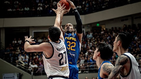 FIBA ASIA: Miitsa si Gilas Pilipinas naturalized player Justin Brownlee (32) batok sa usa ka Chinese Taipei defender sa 1st window sa Fiba Asia Cup 2025 qualifiers niadtong Dominggo sa gabii, Pebrero 25, 2024, sa Philsports Arena.