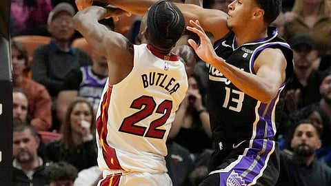 PALAK: Napalakan ni Sacramento Kings forward Keegan Murray (13) ang itsa ni Miami Heat forward Jimmy Butler (22) ning aktuha sa usa sa mga aksyon sa NBA ning Huwebes, Pebrero 1, 2024 (PH time).
