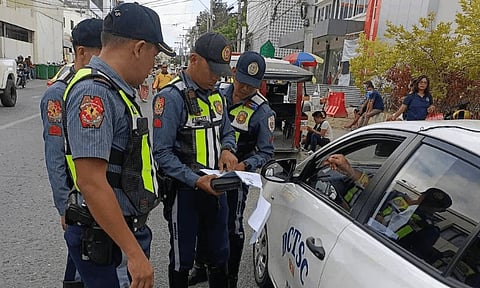 The Davao City Police Office - Traffic Enforcement Unit monitored several taxi terminals in the city to intensify its campaign against drivers overcharging passengers on Tuesday, April 23. Mayor Sebastian "Baste" Duterte sternly warned taxi drivers to adhere to the city's fare regulations. This follows a complaint from a media practitioner who struggled to find taxis using standard meters.