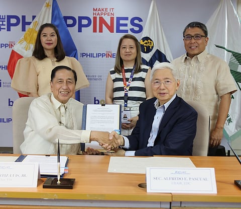 (From L-R (seated) – PHILEXPORT President and CEO Sergio R. Ortiz-Luis, Jr., DTI Secretary Alfredo E. Pascual, From L-R (standing) PHILEXPORT Vice President for Advocacy, Communications and Special Concerns Ma. Flordeliza C. Leong, DTI Bureau of International Trade Relations Director Marie Sherylyn D. Aquia, and DTI International Trade Group Undersecretary Allan B. Gepty