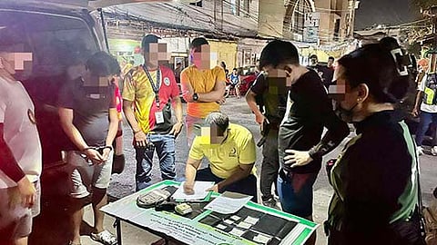 NADAKPAN: Giimbentaryo sa Philippine Drug Enforcement Agency (PDEA) 7 ug kapulisan ang mga ebidensya nga nakuha sa ilang operasyon. / TAMPO SA PDEA 7