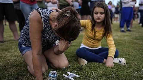 USA. Brandy Rickaba and her daughter Emilie pray during a candlelight vigil for the slain students and teachers at Apalachee High School, Wednesday, September 4, 2024, in Winder, Georgia.