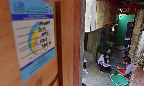 CENSUS 2020. A census enumerator of the Philippine Statistics Authority (PSA) interviews a resident in Barangay 39-D in Davao City as they conduct a census in the area as part of the 2020 Census of Population and Housing (CPH).
