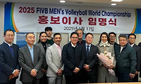 PNVF president Ramon “Tats” Suzara and Jeon Yongjun, fourth and fifth from left, with PNVF secretary-general Donaldo Caringal, right, and marketing head Raoul Floresca, fourth from left, and top officials of the NEOCOLORS P&A Inc. in Seoul.