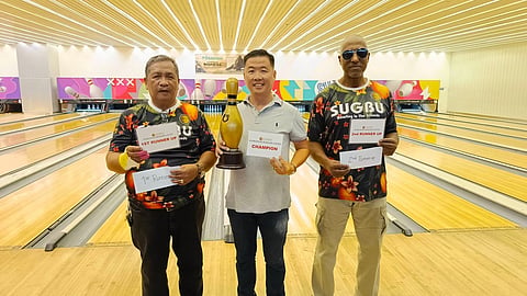 TOP THREE. Sugbuanon Bowlers United (SugBU) April champion Steve Williamson Ong Bahani (center) shares a pictorial moment with first runner-up Celestino Viloria (left) and second runner-up Richard Turner right after the monthly tournament. /