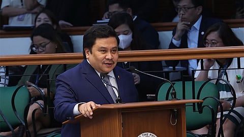 Anak, pag-umangkon ni Sen. Jinggoy gikulata sa Boracay