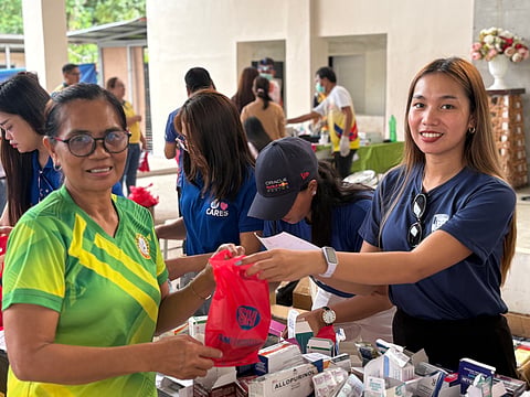 SM employee volunteers helped distribute prescribed medicines to residents in Barangay Binuangan, Maco, Davao de Oro.
